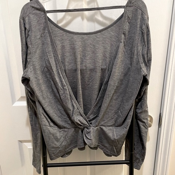 Long sleeve Orangetheory shirt with open back - Picture 3 of 7